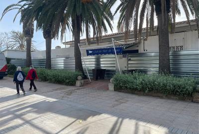 L’Ajuntament de Sitges defensa mantenir el Club de Mar com un espai públic i rebutja l’enderrocament immediat. Ajuntament de Sitges